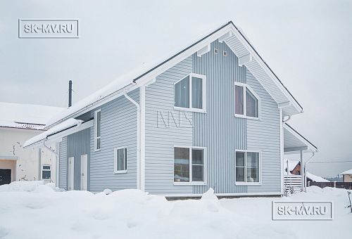 Построенный небольшой каркасный дом с террасой и светлой фасадной отделкой в Зеленограде - 4