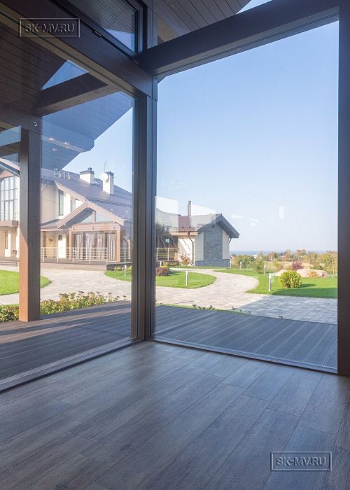 Летняя кухня с каменной печью и панорамным остеклением