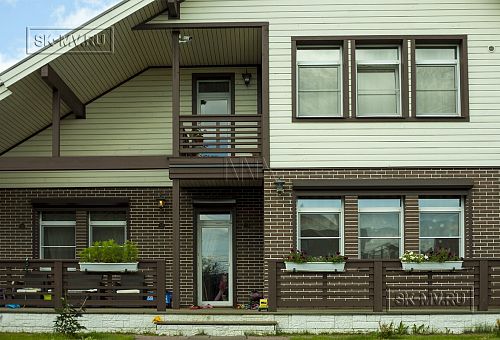 Строительство двухэтажного каркасного коттеджа шале около 300 кв м с комбинированной отделкой коричневым кирпичом и деревом в п Володарский - 17