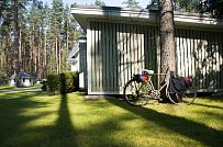 Построенный каркасный дом с комбинированной фасадной отделкой кирпичом и вагонкой в п Комарово - мини - 1