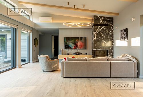 Пример внутренней отделки П-образного загородного дома в Сестрорецке - 1