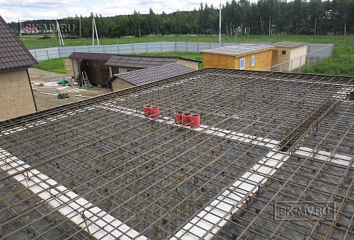 Армирование плиты меэтажного монолитного перекрытия перед заливкой бетоном