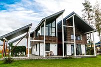 Построенный каркасный дом с навесом для автомобиля, террасой барбекю и навесным фасадом из планкена из лиственницы в КП Сосновое - мини - 2