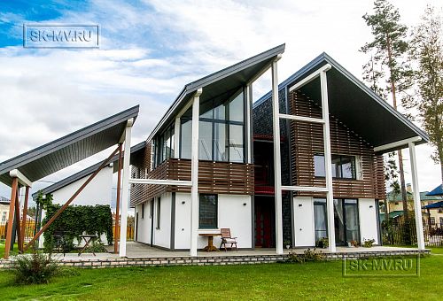 Построенный каркасный дом с навесом для автомобиля, террасой барбекю и навесным фасадом из планкена из лиственницы в КП Сосновое - 2