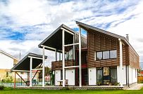 Построенный каркасный дом с навесом для автомобиля, террасой барбекю и навесным фасадом из планкена из лиственницы в КП Сосновое - мини - 15