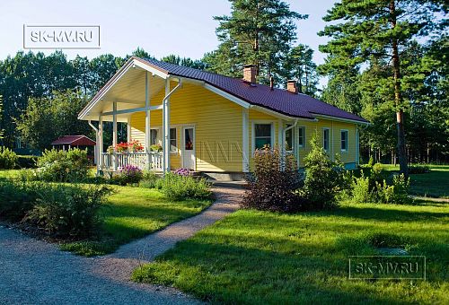 Строительство одноэтажного каркасного дома 95 кв м с фасадной отделкой желтой отделочной доской в г. Приозерск - 1