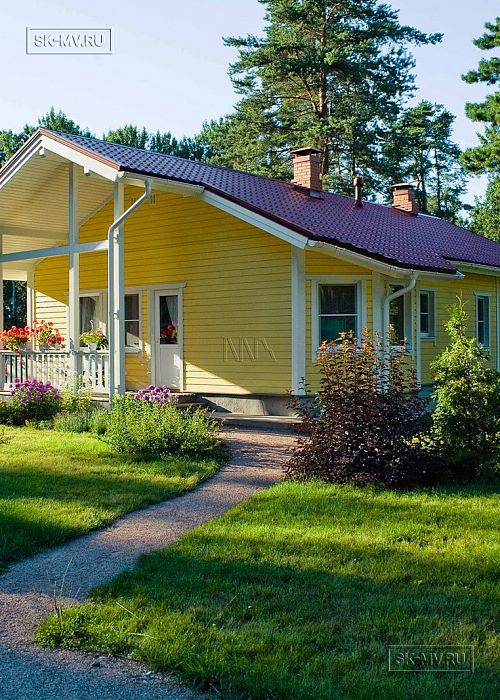 Строительство одноэтажного каркасного дома 95 кв м с фасадной отделкой желтой отделочной доской в г. Приозерск