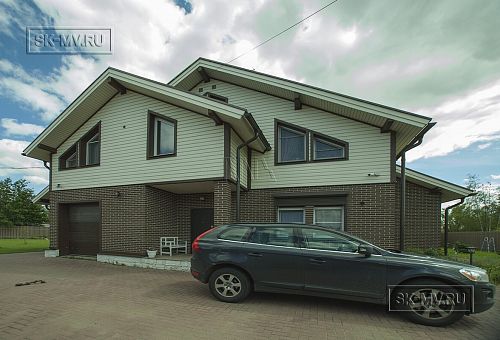 Строительство двухэтажного каркасного коттеджа шале около 300 кв м с комбинированной отделкой коричневым кирпичом и деревом в п Володарский - 5