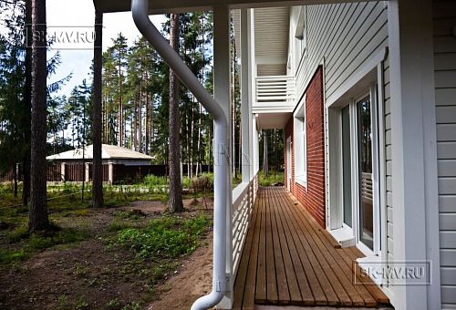 Строительство каркасного коттеджа 220 кв м аля шале с широкими кровельными свесами и остекленной верандой в комбинированной фасадной отделке красным лицевым кирпичом и белым имитатором бруса в п Вырица - 11