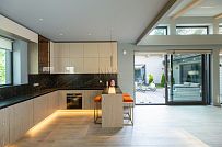 Пример внутренней отделки П-образного загородного дома в Сестрорецке - мини - 25