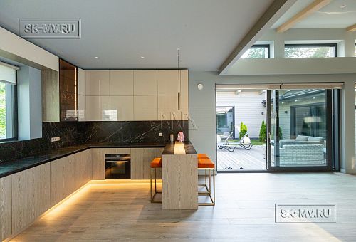 Пример внутренней отделки П-образного загородного дома в Сестрорецке - 25