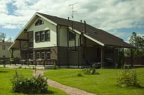 Строительство двухэтажного каркасного коттеджа шале около 300 кв м с комбинированной отделкой коричневым кирпичом и деревом в п Володарский - мини - 26