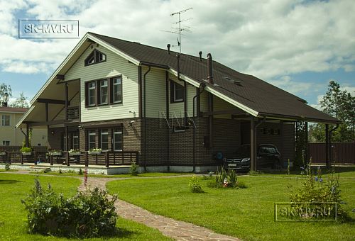 Строительство двухэтажного каркасного коттеджа шале около 300 кв м с комбинированной отделкой коричневым кирпичом и деревом в п Володарский - 26