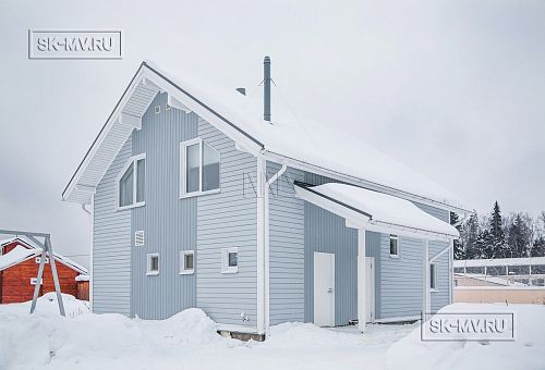 Построенный небольшой каркасный дом с террасой и светлой фасадной отделкой в Зеленограде - 2