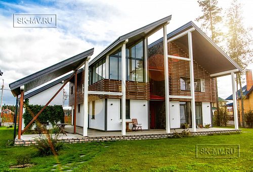 Построенный каркасный дом с навесом для автомобиля, террасой барбекю и навесным фасадом из планкена из лиственницы в КП Сосновое - 4