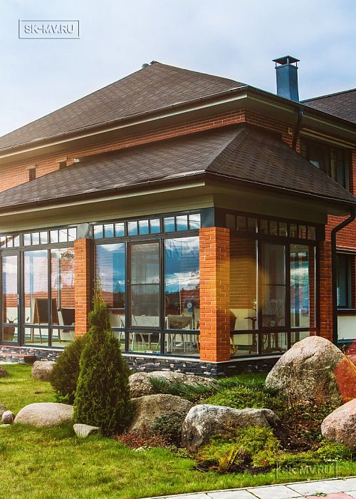 Строительство двухэтажного дома из газобетона с верандой с панорамным остеклением в КП Сосновое