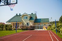 Построенный каркасный дом в п Озерное чуть более 170 кв.м с комбинированной отделкой бежевым кирпичом и зеленой отделочной доской, с террасой, навесом на два автомобиля и четырьмя спальнями - мини - 12