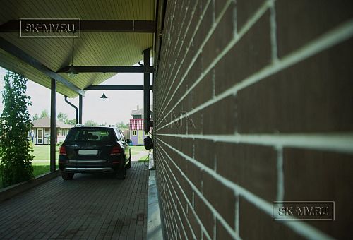 Строительство двухэтажного каркасного коттеджа шале около 300 кв м с комбинированной отделкой коричневым кирпичом и деревом в п Володарский - 29