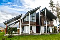 Построенный каркасный дом с навесом для автомобиля, террасой барбекю и навесным фасадом из планкена из лиственницы в КП Сосновое - мини - 3