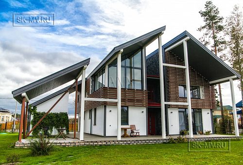 Построенный каркасный дом с навесом для автомобиля, террасой барбекю и навесным фасадом из планкена из лиственницы в КП Сосновое - 3