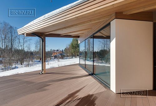 Построенный современный энергоэффективный загородный дом класса премиум с отделкой планкеном в Выборгском районе - 36