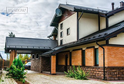 Строительство большого двухэтажного газобетонного коттеджа с комбинированной фасадной отделкой кирпичом и штукатуркой в КП Сосновое - 12