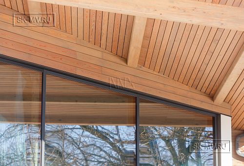 Построенный современный энергоэффективный загородный дом класса премиум с отделкой планкеном в Выборгском районе - 25