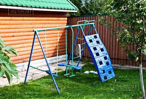 Строительство небольшого двухэтажного каркасного дома 165 кв м с бежевым сайдингом и зеленой крышей в СНТ Учитель - 2