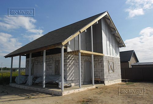 Этот объект сдан по договору с Заказчиком без фасадной отделки. Пленка на фасаде второго этажа дома и закрытые оконные дверные - это консервация до момента начала фасадных работ.