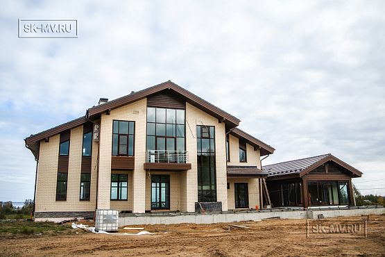 Фото репортаж с места строительства кирпичного дома ок 800 кв м с цоколем и СПА в д Пеники Лен области - 8