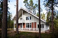 Строительство каркасного коттеджа 220 кв м аля шале с широкими кровельными свесами и остекленной верандой в комбинированной фасадной отделке красным лицевым кирпичом и белым имитатором бруса в п Вырица - мини - 4