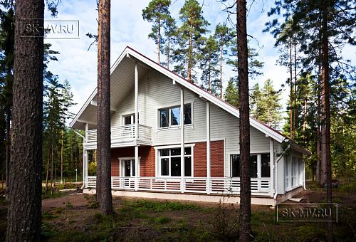 Строительство каркасного коттеджа 220 кв м аля шале с широкими кровельными свесами и остекленной верандой в комбинированной фасадной отделке красным лицевым кирпичом и белым имитатором бруса в п Вырица - 4