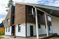 Построенный каркасный дом с навесом для автомобиля, террасой барбекю и навесным фасадом из планкена из лиственницы в КП Сосновое - мини - 7