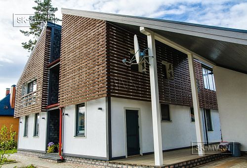 Построенный каркасный дом с навесом для автомобиля, террасой барбекю и навесным фасадом из планкена из лиственницы в КП Сосновое - 7