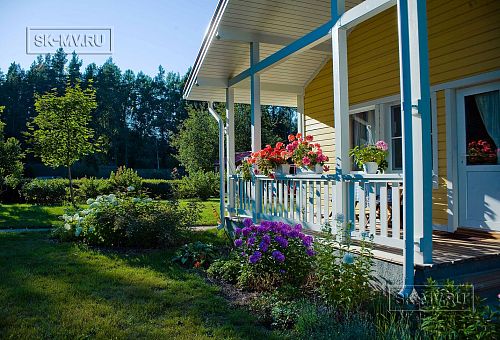 Строительство одноэтажного каркасного дома 95 кв м с фасадной отделкой желтой отделочной доской в г. Приозерск - 11