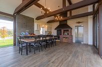 Интерьер летней кухни с каменной печью и панорамным остеклением в д. Пеники от СК Медный Всадник - мини - 11