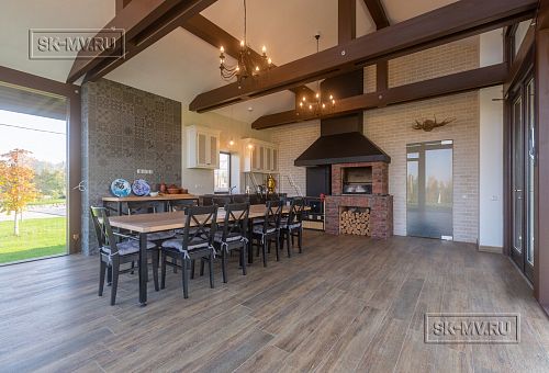 Интерьер летней кухни с каменной печью и панорамным остеклением в д. Пеники от СК Медный Всадник - 11