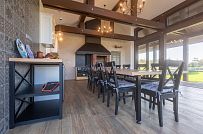 Интерьер летней кухни с каменной печью и панорамным остеклением в д. Пеники от СК Медный Всадник - мини - 10