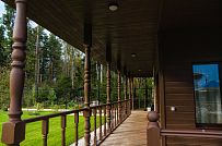 Построенный газобетонный дом в классическом стиле с эркером, балконом, навесом для автомобиля, остекленной верандой и комбинированной фасадной отделкой в кп Сосновое - мини - 15