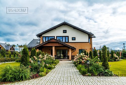 Строительство большого двухэтажного газобетонного коттеджа с комбинированной фасадной отделкой кирпичом и штукатуркой в КП Сосновое - 33