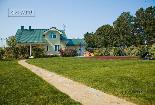 Построенный каркасный дом в п Озерное чуть более 170 кв.м с комбинированной отделкой бежевым кирпичом и зеленой отделочной доской, с террасой, навесом на два автомобиля и четырьмя спальнями - 11