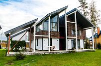 Построенный каркасный дом с навесом для автомобиля, террасой барбекю и навесным фасадом из планкена из лиственницы в КП Сосновое - мини - 5