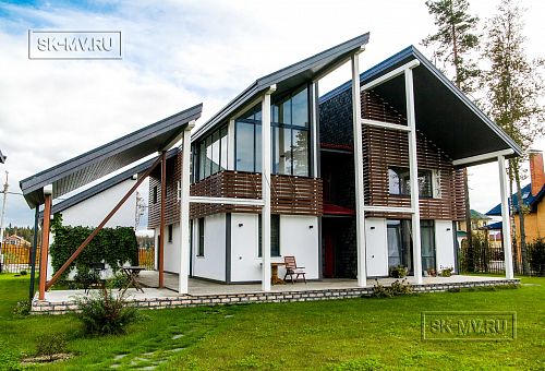 Построенный каркасный дом с навесом для автомобиля, террасой барбекю и навесным фасадом из планкена из лиственницы в КП Сосновое - 5