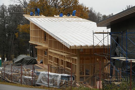 Построенный современный энергоэффективный загородный дом класса премиум с отделкой планкеном в Выборгском районе - 14