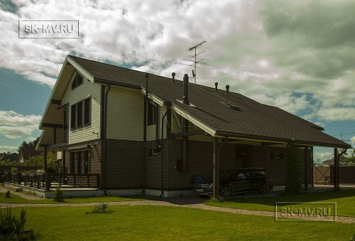 Строительство двухэтажного каркасного коттеджа шале около 300 кв м с комбинированной отделкой коричневым кирпичом и деревом в п Володарский - 28