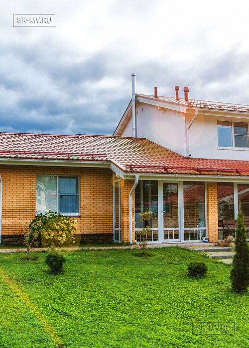 Строительство одноэтажного коттеджа из газобетона с теплой верандой с панорамным остеклением в КП Сосновое