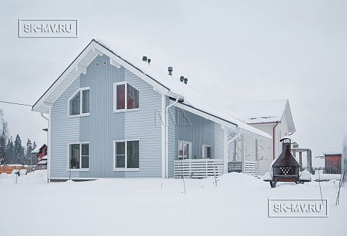 Построенный небольшой каркасный дом с террасой и светлой фасадной отделкой в Зеленограде - 3