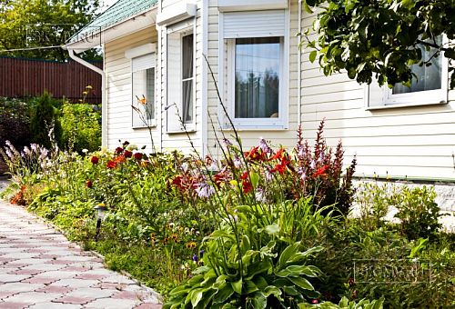 Строительство небольшого двухэтажного каркасного дома 165 кв м с бежевым сайдингом и зеленой крышей в СНТ Учитель - 21