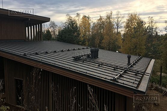 Построенный современный энергоэффективный загородный дом класса премиум с отделкой планкеном в Выборгском районе - 25