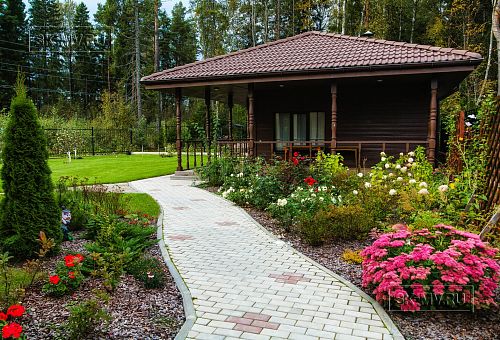 Построенный газобетонный дом в классическом стиле с эркером, балконом, навесом для автомобиля, остекленной верандой и комбинированной фасадной отделкой в кп Сосновое - 16